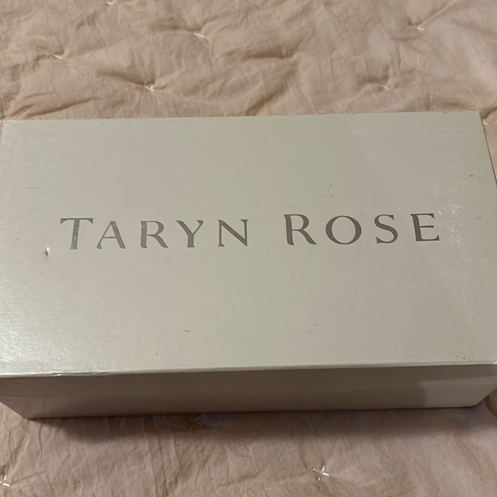 Taryn Rose black, Torte, thing sandals, rose embossed, SZ 10M, NWT